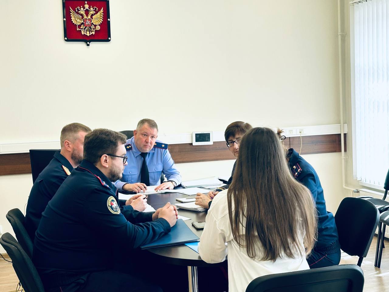 Руководитель Главного следственного управления СК России по городу Санкт-Петербургу провел выездной прием граждан В следственном отделе по Адмиралтейскому району руководитель ГСУ СК России по городу Санкт-Петербургу генерал-майор юстиции Павел Сергеевич Выменец провел выездной прием граждан, в котором приняли участие сотрудники Главного следственного управления и следственного отдела по Адмиралтейскому району. В ходе приема руководитель внимательно выслушал обратившихся к нему жителей Санкт-Петербурга. Так, на личный приём обратилась заявительница, которая сообщила о совершении в отношении неё противоправных действий бывшим сожителем. Павел Сергеевич дал указание проверить доводы женщины процессуальным путём и дать правовую оценку действиям указанного мужчины. Также инициативная группа граждан сообщила руководителю об аварийном состоянии квартир дома, расположенного в Адмиралтейском районе, который сотрудниками администрации района аварийным не признаётся, ремонтные работы в нём не проводятся. Руководитель Главного следственного управления дал указание подчинённым сотрудникам проверить доводы заявителей в рамках расследуемого следственным отделом по Адмиралтейскому району уголовного дела, а также дать процессуальную оценку действиям должностных лиц районной администрации, не принявшим должных мер по переселению жильцов в надлежащие для проживания условия. По сообщению женщины, которая пожаловалась руководителю на нарушение ее прав в ходе проведения процессуальной проверки и рассмотрении ее обращений, Павел Сергеевич дал указание провести служебную проверку в отношении сотрудников ГСУ. Исполнение указанных поручений руководитель ГСУ СК России по городу Санкт-Петербургу поставил на личный контроль.