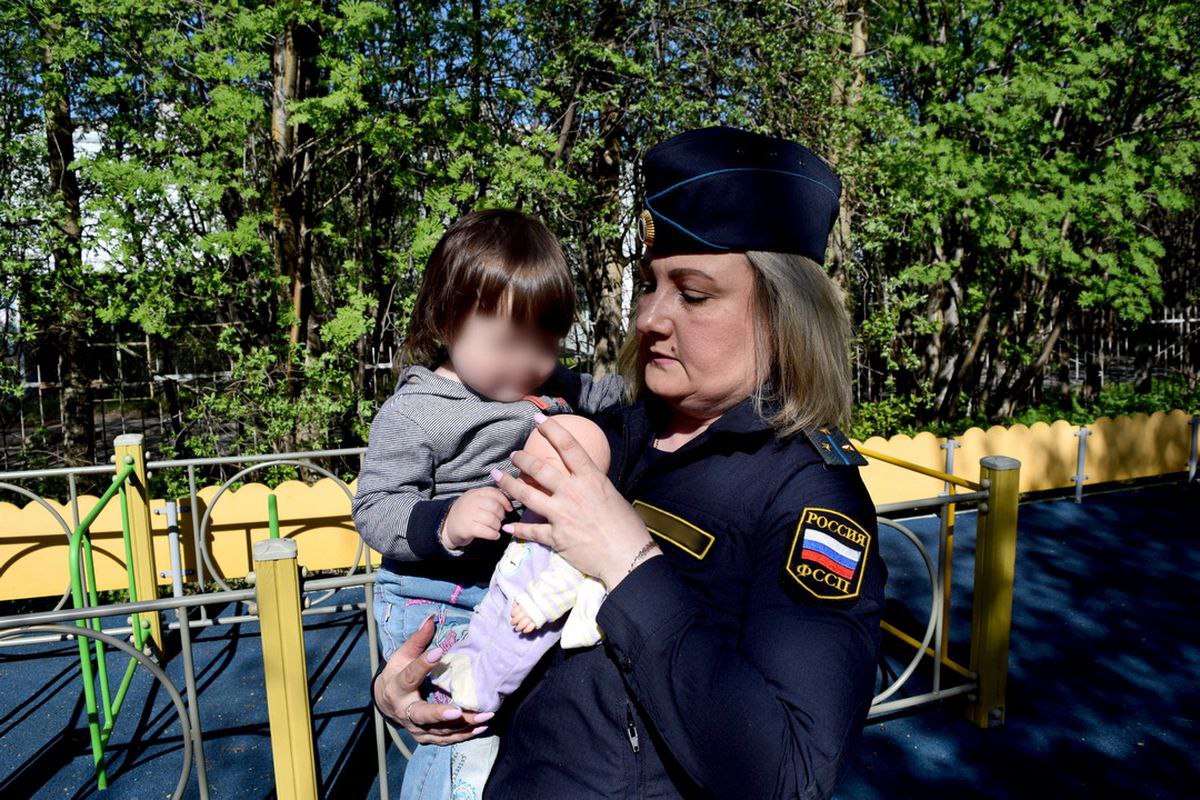 Мурманский Вестник новости   В Терском округе аморальное поведение матери привело к временному изъятию детей В Терском округе судебные приставы совместно с органами опеки передали двух девочек 5 и 16 лет проживавших в неблагоприятных условиях под защиту государства Их мать неоднократно нарушала родительские обязанности злоупотребляла спиртными напитками и длительное время вела аморальный образ жизни Суд ограничил женщину в родительских правах сроком на 6 месяцев и постановил передать детей органам опеки Мать пообещала заняться исправлением и надеется восстановить родительские права Сейчас обе девочки находятся в Кандалакшском комплексном центре социального обслуживания населения их жизни и здоровью ничего не угрожает Фото УФССП России по Мурманской подробнее на канале Мурманский Вестник новости