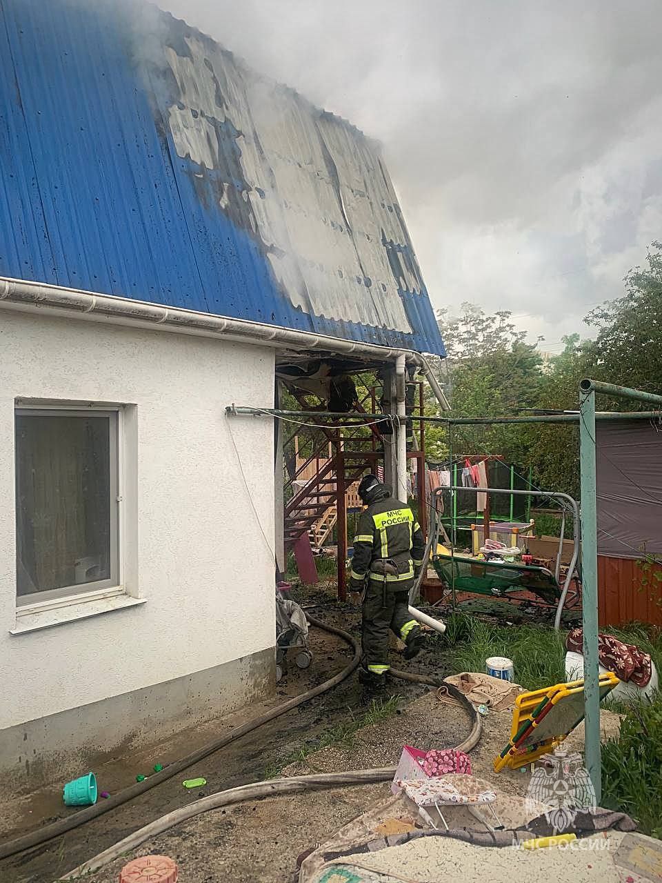 В Севастополе загорелся двухэтажный дом в районе садоводческого товарищества "Связист" Сообщение в МЧС поступило в 18 часов. До прибытия экстренных служб из дома самостоятельно эвакуировались двое детей. Площадь пожара составила 30 квадратных метров. Его локализовали менее чем за полчаса.