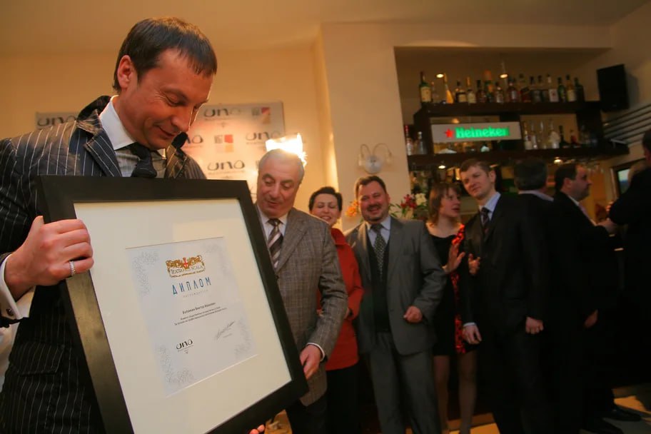 Кассационный суд оставил без изменений приговор бывшему замглавы новосибирского минкульта Виктору Буланкину В феврале 2025 года суд приговорил Виктора Буланкина к штрафу в 150 тыс руб по делу о растрате В апреле Новосибирский облсуд подтвердил законность этого решения отклонив апелляционную жалобу защиты По версии следствия в 2021 году Виктор Буланкин занимая пост директора Центра креативных индустрий издал приказ о премировании подчиненных на общую сумму 100 тыс руб Впоследствии он якобы забрал премиальные для проведения фестиваля Обское кольцо При рассмотрении дела в суде сумма предполагаемого ущерба снизилась до 55 тыс руб Сергей Тарасов Коммерсантъ Подписывайтесь на Ъ Сибирь