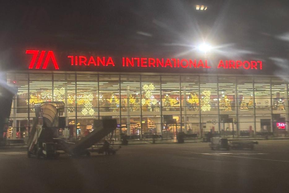 Самолет Air Montenegro из Белграда в Подгорицу вынужденно сел в Тиране Россиян заставили срочно покупать билеты под угрозой задержания Популярная твиттер блогерка и дата сайентистка из Нови Сада известная под ником мята с шоколадом lunalykayaa поделилась мягко говоря неприятными подробностями перелета авиакомпанией Air Montenegro В ночь на 25 декабря рейс направлявшийся в Подгорицу по техническим или погодным причинам совершил посадку в Тиране Албания Вместо предоставления трансфера или гостиницы пассажиры у которых не было виз в Албанию то есть прежде всего россияне столкнулись с жестким давлением со стороны сотрудников албанского аэропорта и полиции Ситуация развивалась стремительно транзитным пассажирам поставили ультиматум Им сообщили что если они не купят билеты на вылет из Тираны немедленно то будут удерживаться в аэропорту так долго как это потребуется вплоть до нескольких дней Людей вынудили принимать решение в стрессовой обстановке им дали всего 20 минут до конца регистрации на ближайший рейс в Белград утверждая что они обязаны торопиться Под угрозой ареста пассажиры приобрели билеты за свой счет Паспорта им вернули только у гейта вылета при этом посадочные талоны на изначальный рейс Air Montenegro сотрудники аэропорта не нашли и не отдали Нас обвиняли в том что мы сели в Тиране Сотрудник полиции прямо сказал что наш самолет улетел а мы на него не явились пишет пострадавшая В результате инцидента пассажиры понесли существенные финансовые потери оплата несостоявшегося перелета в Подгорицу экстренная покупка билетов для эвакуации затраты на отели Канун Рождества и запланированный отпуск были испорчены бессонной ночью и страхом в чужой стране без поддержки консульства или перевозчика На данный момент группа пострадавших добралась до Белграда Представителей Air Montenegro в аэропорту не оказалось на звонки компания не отвечала Спустя несколько часов пришел формальный ответ на email что информация передана дальше и нужно ждать