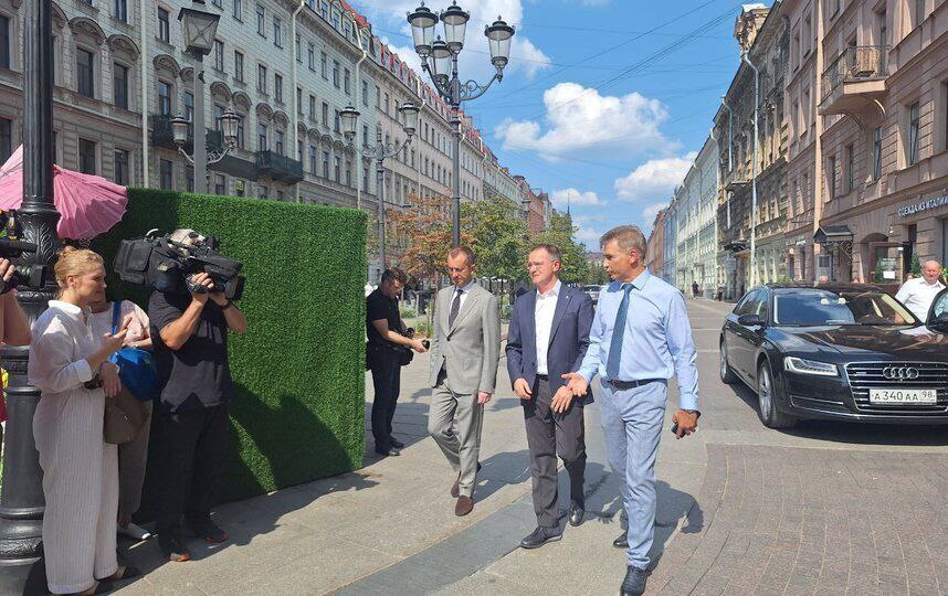 Владимир Мединский в Петербурге вручил писательские билеты с QR-кодом Торжественная церемония прошла в Доме книги на Невском проспекте. Посетителем Дома книги сегодня стал первый секретарь Союза писателей России и помощник президента РФ Владимир Мединский. С особым вниманием он осмотрел полку с изданиями петербургских литераторов. После экскурсии по книжному магазину гость принял участие в церемонии вручения писательских билетов. Фото и видео Юлия Журавлёва