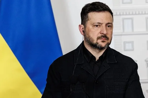 Зеленский предложил провести переговоры США Украины и России в Азербайджане По словам главы киевского режима контакты могли бы пройти в Баку Мы высоко ценим роль наших партнёров в медиации этого процесса Я сказал президенту Азербайджана что мы готовы к трёхсторонним переговорам У нас были такие встречи в Турции с американскими партнёрами в Швейцарии Мы готовы к таким переговорам в Азербайджане сказал Владимир Зеленский Подписаться на Говорит Москва Telegram VK МАКС