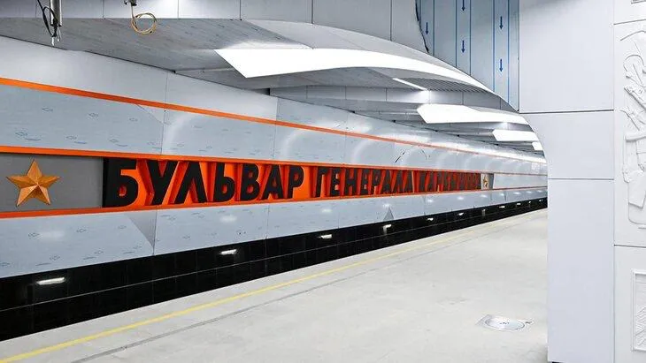 Строительство станции Бульвар Генерала Карбышева на Рублево Архангельской линии столичного метро завершается Новая станция улучшит транспортную доступность для 300 тысяч жителей районов Хорошёво Мнёвники и Щукино Также рядом находятся НИИ и несколько вузов МГПУ Сеченовский Университет МТУСИ Время в пути до Москва Сити сократится втрое до Большой кольцевой линии на 10 минут а до Красной площади на полчаса Ожидается что ежедневно станцией будут пользоваться более 24 тысяч пассажиров На линии запустят современные российские поезда Москваунт Подписаться