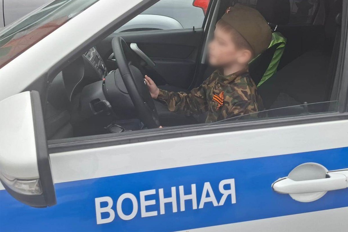 В Тюмени офицеры Росгвардии вернули родителям потерявшихся детей на праздничной площадке в День Победы На площади 400-летия Тюмени малыш настолько сильно увлекся рассматриванием военной техники, что потерял родителей из виду. На помощь пришел офицер военной автомобильной инспекции капитан Илья Лисин. Военнослужащий успокоил ребёнка и, посадив его в служебный автомобиль, передал информацию старшему группы охраны общественного порядка майору Евгению Соколову. Военнослужащий приступил к поиску родителей юного тюменца. Через несколько минут семья воссоединилась. В то же время среди посетителей ведомственной выставки Росгвардии капитан полиции Людмила Попова заметила плачущего маленького мальчика, который представился Яном и пояснил, что ищет маму. Сотрудник отвлекла внимание малыша от негативных эмоций, познакомила с росгвардейцами. Пока Ян рассматривал, как устроен автомобиль ВАИ, шли поиски родителей. Вскоре благодаря грамотным действиям правоохранителей ребенок был передан обеспокоенной бабушке, а затем нашлась и мама. Сотрудники правоохранительных органов призывают родителей быть более бдительными, не упускать из вида детей. Если вдруг ваш малыш потерялся, незамедлительно подходите к любому сотруднику правоохранительных органов, вам обязательно помогут! Управление Росгвардии по Тюменской области.
