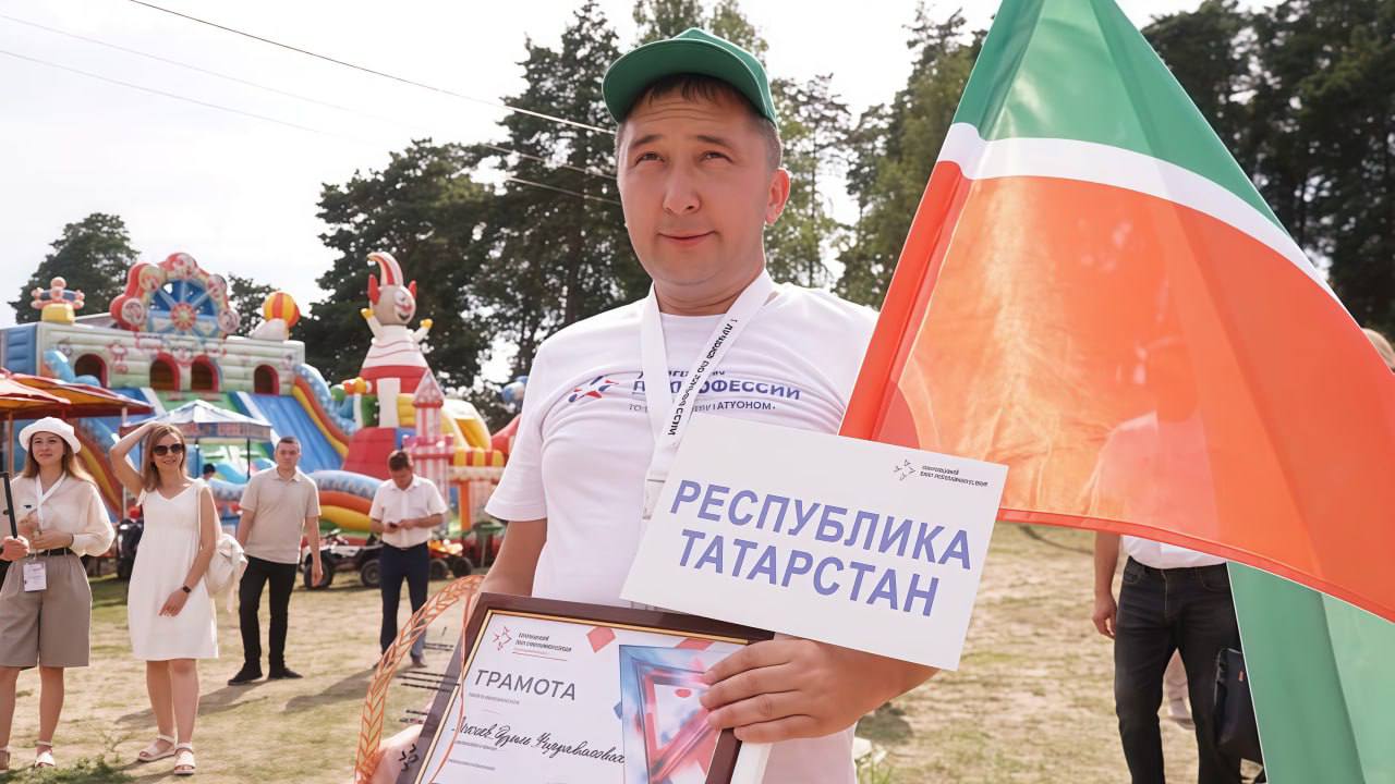  Лучшим агрономом России по итогам всероссийского конкурса «Лучший по профессии» стал Рузиль Закиев из Татарстана. За победу он получит 1 млн рублей. Второе место занял Евгений Кузоваткин из Мордовии, третье — Павел Тетерин из Пермского края. Их выигрыш составил 500 тыс. рублей и 300 тыс. рублей соответственно. В 2025 году число номинаций конкурса выросло до 20. Подробнее. Источник фото: Telegram-канал Республика Татарстан.