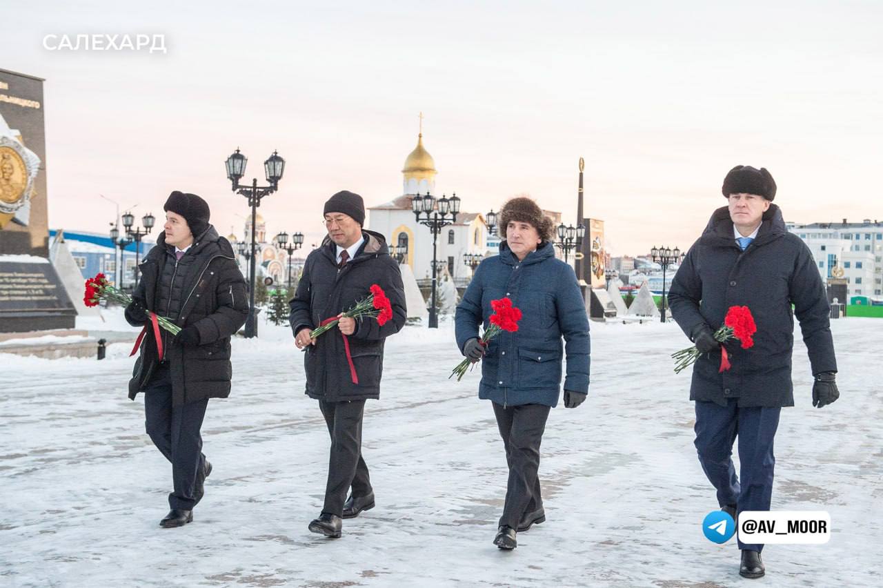 В Салехарде почтили память воинов-сибиряков, отдавших жизни за Родину при проведении специальной военной операции.  Тюменцы, ямальцы, югорчане, жители Якутии в одном строю, плечом к плечу отстаивают суверенитет и честь нашей страны. Сибиряки, как это всегда было в истории России, мужественно сражаются за мир для грядущих поколений.  Парк в память о героях специальной военной операции скоро появится в Тюмени. Вечная слава нашим ребятам! Победа будет за нами!