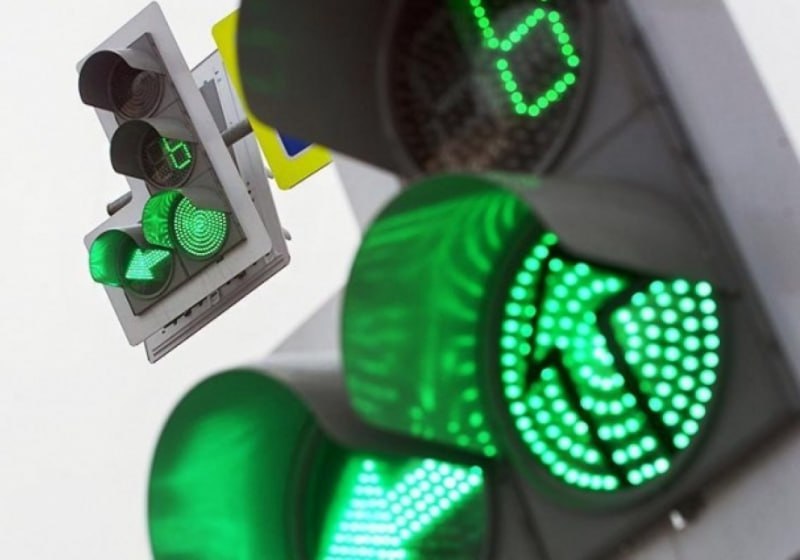 На Красном Пути в Омске перенастроили светофоры На улице Красный Путь в Омске перенастроили светофоры чтобы сократить пробки в часы пик После анализа транспортной нагрузки специалисты синхронизировали сигналы на ключевых перекрёстках с улицами Фрунзе Кемеровская и у остановки ул Рабиновича Утром приоритет зелёного света отдан движению в сторону центра вечером в направлении Нефтяников В результате время проезда по магистрали сократилось примерно на треть Работы ведутся в рамках внедрения интеллектуальной транспортной системы по нацпроекту Инфраструктура для жизни