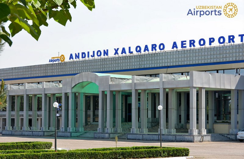 S7 Airlines станет первой иностранной авиакомпанией в узбекском Андижане Российская авиакомпания S7 Airlines Сибирь S7 продолжает расширять географию полетов в Узбекистан и объявила о запуске рейсов в Андижан из городов Сибири Буквально неделю назад 2 сентября крупнейший частный перевозчик РФ выполнил первый полет по маршруту Новосибирск Бухара а с конца октября S7 открывает регулярное прямое сообщение по новым маршрутам в Андижан из Новосибирска и Иркутска S7 Airlines вероятно станет первой иностранной авиакомпанией в аэропорту Андижана который открылся после проведения масштабной реконструкции в марте и возобновил обслуживание международных рейсов в августе Ожидается что к началу полетов перевозчика заработает новый терминал аэропорта Пассажирам S7 Airlines будет обеспечен высокий уровень сервиса в новом терминале соответствующем международным стандартам отметили в авиакомпании Полетная программа из Новосибирска стартует 27 октября а из Иркутска 30 октября Рейсы по обоим направлениям будут выполняться раз в неделю до конца осенне зимнего расписания на узкофюзеляжных самолетах семейства Airbus A320 и Boeing 737 800 Время в пути из Новосибирска составит около 3 часов а из Иркутска 4 часа 40 минут Обладающий туристическим потенциалом Андижан также является экономическим и логистическим центром и воздушными воротами для путешественников следующих в другие города Ферганской долины включая Наманган Фергану и Ош Кыргызстан Для S7 Андижан станет шестым направлением в Узбекистане всего авиакомпания будет обслуживать восемь маршрутов в Центральноазиатскую республику из Новосибирска в Ташкент Самарканд Фергану Бухару и Андижан из Иркутска в Фергану и Андижан из Москвы в Ургенч Фото Uzbekistan Airports Подписаться на CentralAsiaPlusAero