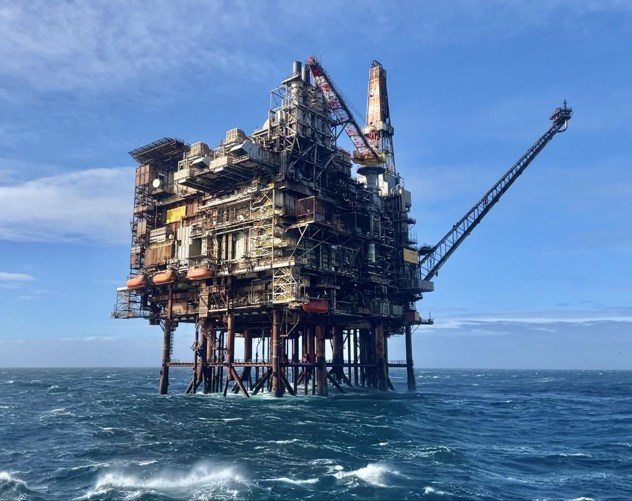 В Великобритании утилизируют одну из старейших нефтяных платформ Речь идёт про Brae Alpha которая с 1983 года работала в Северном море Разборка сооружения начнётся через три года и продолжится до 2032 в сумме на демонтаж отправятся 45 тыс тонн конструкций В сумме за годы эксплуатации платформа добыла углеводородов на 636 млн баррелей нефтяного эквивалента До этого в Северном море уже демонтировали платформы Brae Bravo и Brae Alpha West все они принадлежали компании TAQA из ОАЭ Косвенными жертвами снижения добычи в регионе стали британские нефтеперерабатывающие площадки особенно в Шотландии в апреле там закрылся старейший НПЗ страны в которой осталось всего пять аналогичных заводов Нефтебаза