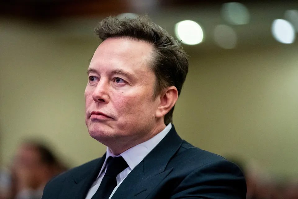 Маск подал в суд на Apple и OpenAI заявив что они препятствуют развитию конкуренции в сфере ИИ AAPL Компании X и xAI Илона Маска подали иск в понедельник в федеральный суд в Форт Уэрте штат Техас утверждая что решение Apple интегрировать OpenAI в операционную систему iPhone наносит ущерб конкуренции и лишает потребителей выбора Это дело положит начало судебному разбирательству с высокими ставками между самым богатым человеком на планете и одной из самых дорогих компаний в мире jkinvest news jkinvest
