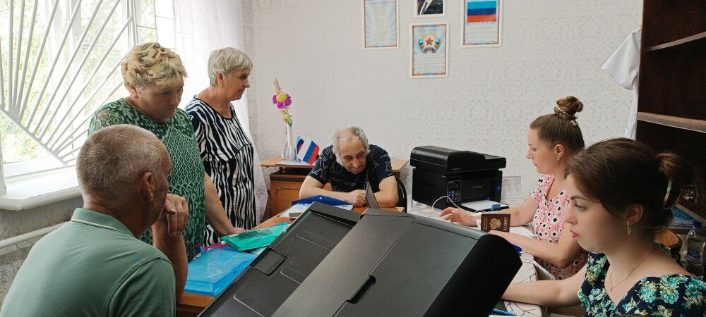 Специалисты Антрацитовского МФЦ провели выездной прием граждан – жителей села Орехово. За день было принято более 60 заявлений, а также осуществлена консультационная работа. Согласно утверждённому графику второй выезд на данную территорию запланирован на 20 августа текущего года – будет осуществлена выдача документов, а также приём новых заявлений. Работа на выезде очень важна для людей, проживающих в отдалённых от города населённых пунктах. Совместная деятельность всех ответственных структур в данном направлении будет продолжена.