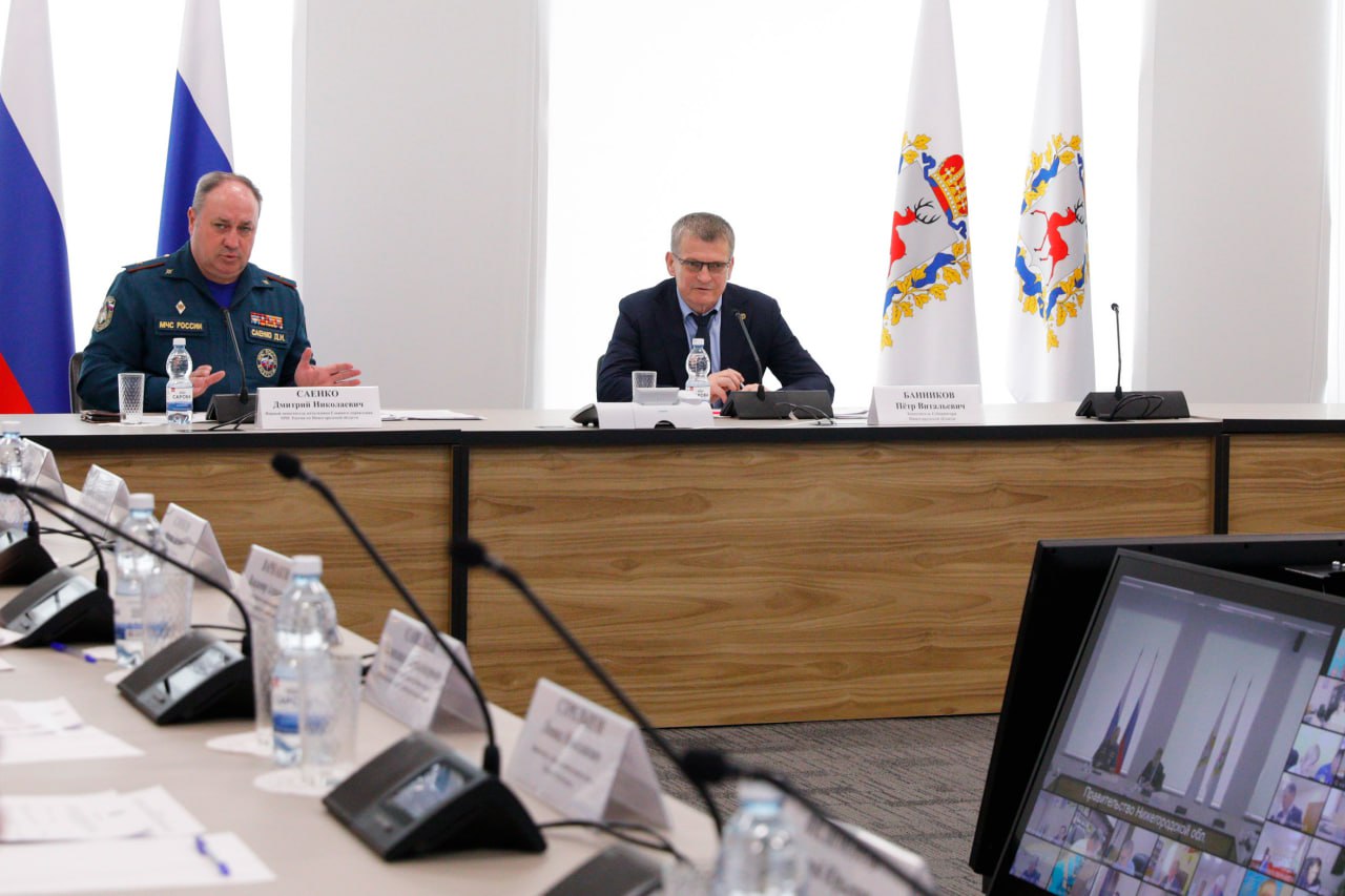 Вопрос пожарной безопасности детских лагерей обсудили в Нижегородской области • 21 мая состоялось заседание комиссии по предупреждению ЧС под председательством замгубернатора Петра Банникова. Главной темой стало обеспечение пожарной безопасности в детских лагерях. • В 2024 году в регионе планируют открыть более 1 000 лагерей. На объектах уже проведены тренировки по эвакуации и учения с персоналом. Особое внимание — лагерям вблизи лесов и водоёмов. • Главам муниципалитетов рекомендовано до старта смен: — очистить территории от сухой травы и мусора, — проверить наличие огнетушителей и пожарной сигнализации, — убедиться в исправности водоисточников. • Также на комиссии рассмотрели меры по сохранению защитных сооружений ГО и работе по формированию резервов для ликвидации ЧС. Подробнее