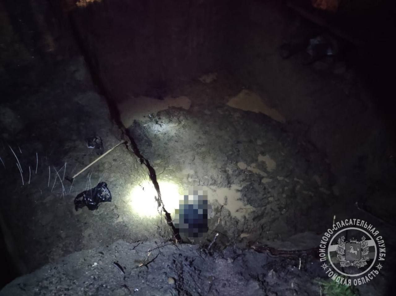 "Три часа в ловушке": В Томске спасли мужчину, провалившегося в строительный котлован во время ливня. Как сообщает ОГБУ "ТО ПСС", сигнал о происшествии поступил в 00:52. Пострадавший упал в строительный котлован глубиной 4 метра и не мог самостоятельно выбраться. На место оперативно прибыли спасатели ПСО "Центральный", которые с помощью лестницы эвакуировали мужчину и передали его сотрудникам полиции. По нашей информации, помощь пострадавшему вызвал работник детского сада №45. Охранник учреждения во время обхода территории после продолжительного ливня услышал крики о помощи и сразу же сообщил в службу спасения. В яме мужчина провел чуть менее трех часов. Подписаться! Регион-70 Прислать новость