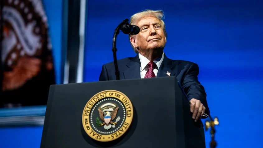 Трамп разрешит американским автомобилям расходовать больше топлива Администрация президента США Дональда Трампа объявила о пересмотре действующих в стране корпоративных стандартов экономии топлива CAFE принятых ранее при предыдущем президенте Джо Байдене Национальным автопроизводителям по прежнему придётся снижать расход но гораздо более сдержанными темпами Ранее предполагалось что выпускаемые ими автомобили должны каждый год становиться минимум на 2 экономичнее Тем самым к 2030 году средний по модельным рядам расход топлива составил бы 4 7 литра на 100 км Сейчас планируется обязать производителей улучшать экономичность лишь на величину от 0 25 до 0 5 Соответственно целевой показатель составит примерно 6 8 литра на 100 км Прежние стандарты названы дорогостоящими и нереалистичными чтобы в них укладываться пришлось бы увеличивать долю электрокаров в продаже что обходится дорого и компаниям и потребителям Журнал Авто ру online