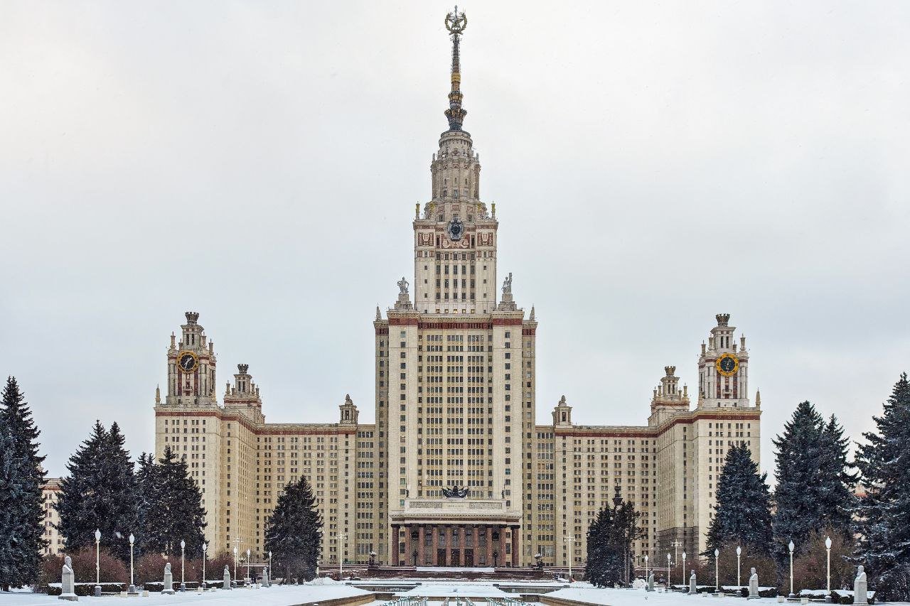 Воскресная московская стройка: капремонт главного здания Московского государственного университета имени М.В. Ломоносова.  В Москве продолжается масштабный капремонт одного из старейших университетов России. На сегодняшний день строители уже отремонтировали 7, 12 и 22 этажи здания, где расположены помещения геологического, географического и механико-математического факультетов.   Были полностью обновлены интерьеры, заменены инженерные системы и отреставрирована уникальная мебель – столы, шкафы, деревянные облицовочные панели, люстры и много других предметов декора.  В ближайшее время начнется капитальный ремонт 8, 13 и 21 этажей.   До конца 2025 года строителям также предстоит обновить фасад главного здания МГУ, его кровлю, шпиль со звездой, малые архитектурные формы и входные группы.   Помимо этого будут обновлены и другие объекты МГУ - фасады Зоологического музея, факультетов психологии и искусств, Института стран Азии и Африки и домового храма святой мученицы Татианы, расположенных на Моховой улице в центре Москвы.  Реализацией проекта занимается публично-правовая компания «Единый заказчик в сфере строительства».