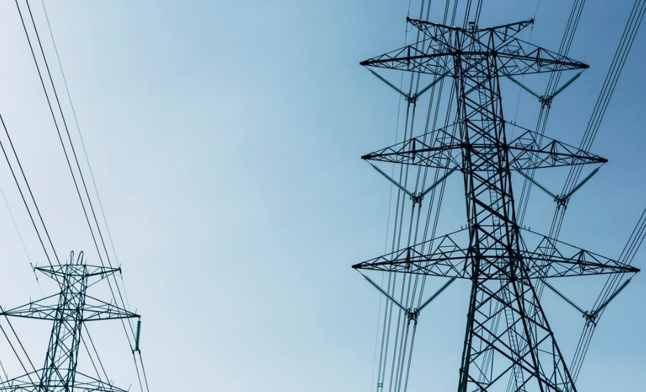 В Ростовской области на обновление электросетей направят 3 1 млрд рублей Была подписана программа повышения надежности электросетевого комплекса Ростовской области с объемом финансирования 21 млрд рублей Из них 3 1 млрд рублей это уже подтвержденные источники на ближайшие три года с 2026 по 2028 год Также у нас между Ростовской областью и компанией Россети Юг подписано регуляторное соглашение благодаря которому мы и приводим в развитие сетевого комплекса области эти более 20 млрд рублей до 2031 года прокомментировал председатель правления генеральный директор компании Россети Юг Алексей Рыбин Уже получена федеральная субсидия в размере 489 млн рублей на компенсацию закупки спецтехники для энергосетей