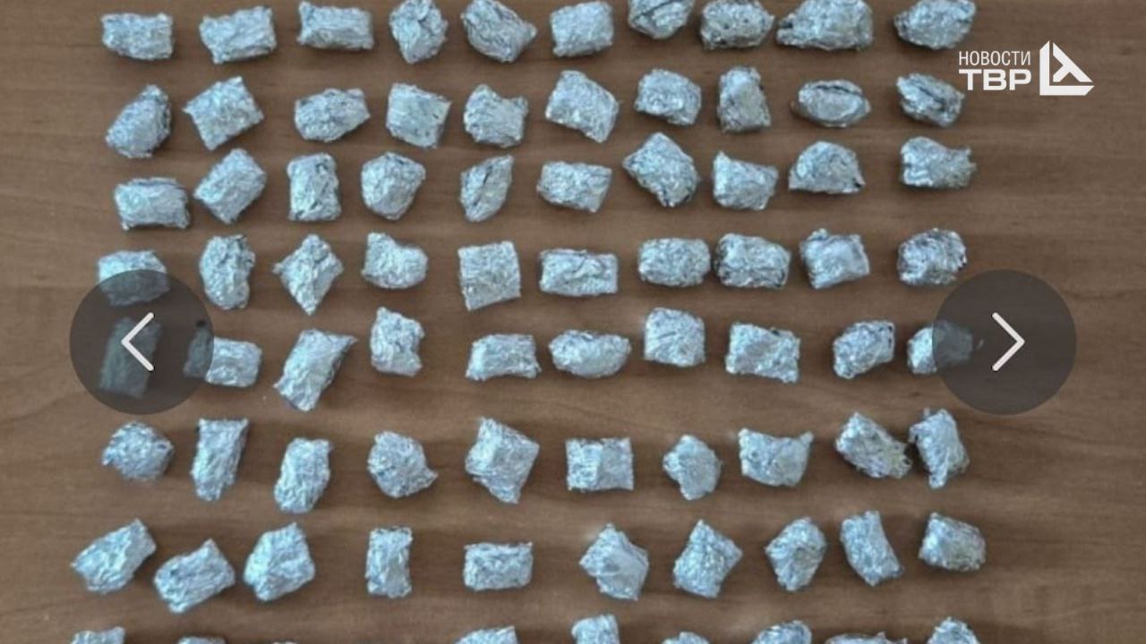 В Находке в суд направлено уголовное дело о покушении на сбыт крупной партии героина Сотрудники отдела по контролю за оборотом наркотиков Находкинского ЛО МВД России на транспорте задержали 30 летнего гражданина одной из стран Средней Азии ранее судимого при отработке информации о поставках наркотиков на Дальний Восток В ходе следствия установлено что мужчина входил в состав организованной группы продававшей наркотики через интернет Работая курьером он получил крупную партию героина в Приморском крае расфасовал её на дозы и привез в Находку где успел разложить часть по тайникам Преступника задержали сотрудники транспортной полиции до завершения преступного плана Из автомобиля изъяли оставшуюся синтетическую наркотическую смесь а также свыше сорока граммов героина из закладок названных подозреваемым   Уголовное дело по ч 3 ст 30 и ч 4 ст 228 1 УК РФ с утвержденным обвинением направлено в суд Обвиняемому избрана мера пресечения заключение под стражу