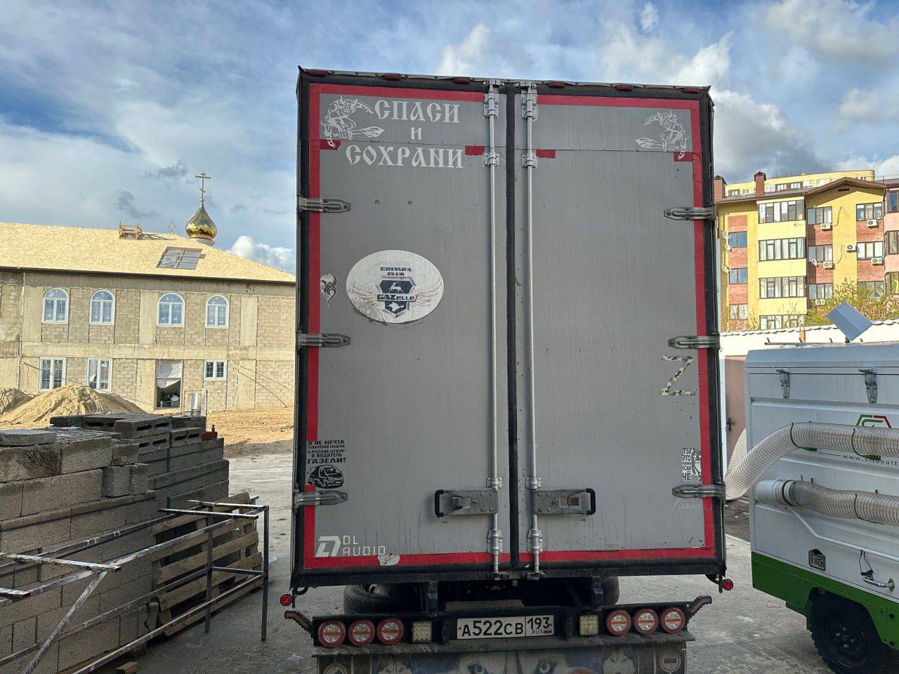 Жители Анапы отправили в Херсонскую область пасхальные подарки. Анапское районное казачье общество и местная организация партии «Единая Россия» организовали сбор пасхальных подарков для жителей Херсонской области. Груз освятили и доставили в Геническ. : Анапское Черноморье Кубанские Новости