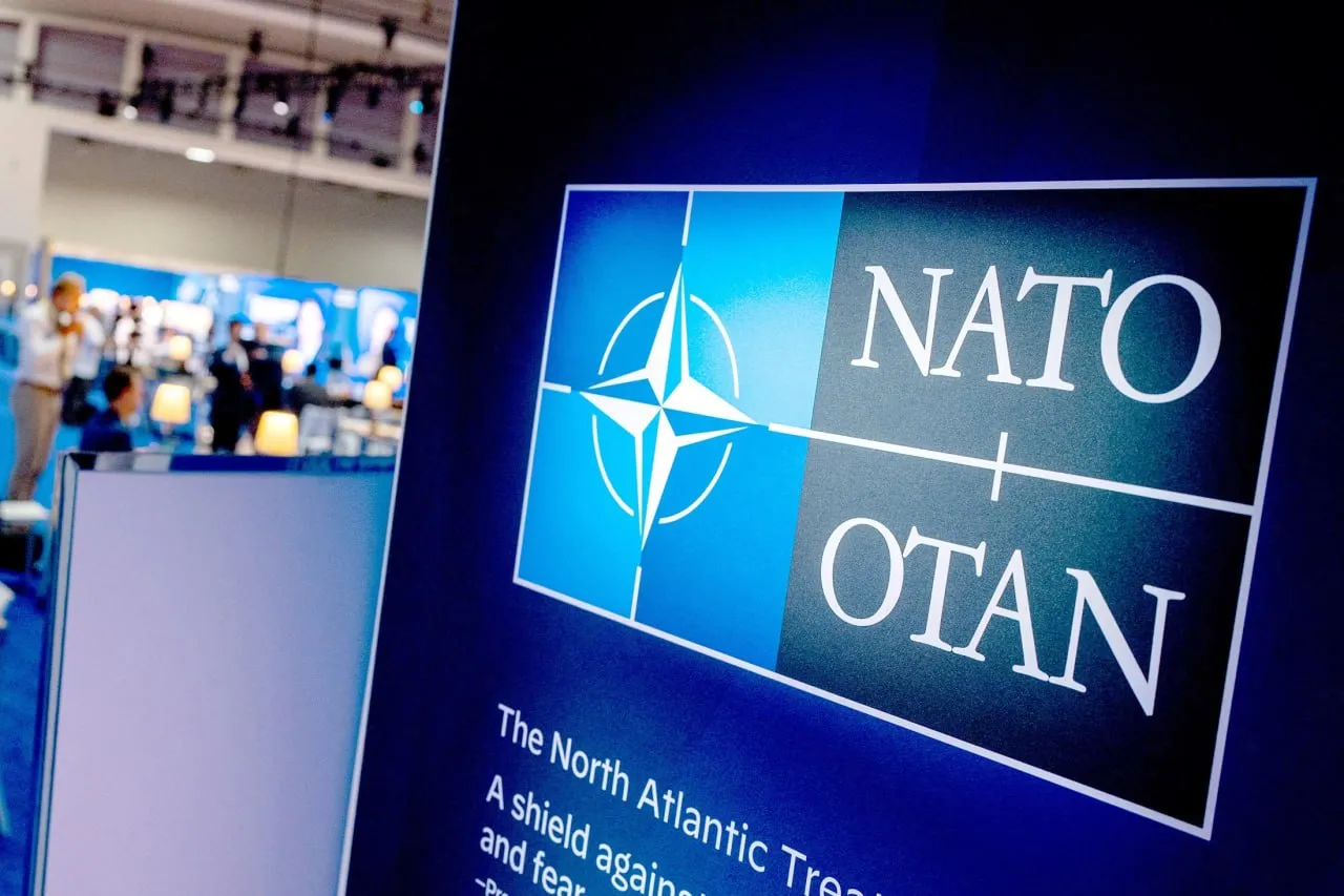 Новый спикер парламента Словении намерен провести референдум о выходе из НАТО Мы считаем что Словения должна проводить самостоятельную суверенную политику Мы должны сотрудничать со всеми странами прежде всего с великими державами но это сотрудничество ни в коем случае не должно означать подчинение заявил глава партии евроскептиков Правда Зоран Стеванович Он добавил что его единомышленники будут противостоять вмешательству в чужие военные и дипломатические конфликты поскольку это не несет Любляне никакой пользы Я должен сказать что мы пообещали народу референдум по вопросу выхода из НАТО и что мы этот референдум проведем сообщил Стеванович в интервью для местных СМИ Читать нас в MAX