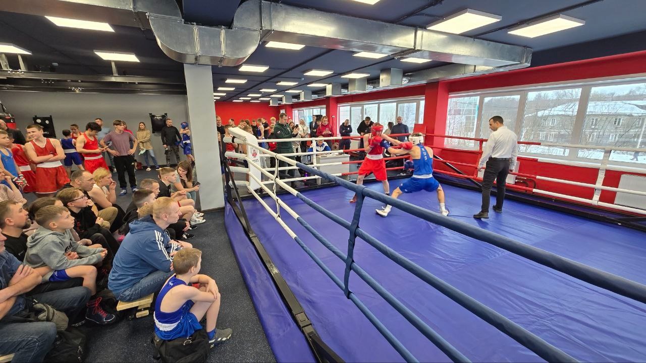 В Архангельске завтра пройдёт фестиваль бокса Мероприятие ежегодно проходит в феврале в честь кавалера ордена Мужества Виктора Булатова Архангелогородец Виктор Булатов выпускник спортивной школы Каскад многократный победитель областных и всероссийских соревнований по боксу кандидат в мастера спорта России В мае 2020 го окончил Рязанское гвардейское высшее воздушно десантное командное училище имени генерала армии Маргелова В мае 2022 го погиб выводя свой взвод из под вражеского огня За свои подвиги Виктор Булатов посмертно награжден орденом Мужества Фестиваль бокса памяти Виктора Булатова пройдёт в спортивной школе Каскад улица Урицкого 49 1 Начало в 10 часов Участие в соревнованиях примут более ста спортсменов Эта встреча станет настоящим событием для всех любителей бокса и молодежи увлеченной этим замечательным спортом Мы верим что такие события вдохновляют наших спортсменов на новые достижения и помогают им развиваться как профессионалам подчеркнули организаторы мероприятия 6 Фото спортивная школа Каскад