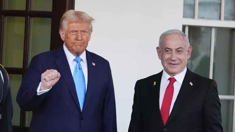Трамп и Нетаньяху поссорились из-за Ирана и Газы. Когда в январе президент Дональд Трамп вступил в должность, он и израильский премьер-министр Биньямин Нетаньяху имели близкие точки зрения относительно решения наиболее острых проблем в их отношениях: войны в Газе и агрессии со стороны Ирана… однако в последние недели отношения между Трампом и Нетаньяху стали натянутыми, так как лидеры имеют все больше разногласий в отношении стратегии борьбы с этими вызовами, — говорится в материале телеканала NBC со ссылкой на источники. Нетаньяху был раздражен публичными заявлениями Трампа, особенно по поводу возможного разрешения Ирану обогащать уран в рамках новой ядерной сделки. По данным NBC, именно подход Трампа к Ирану стал главным камнем преткновения для Нетаньяху, который считает переговоры с Тегераном пустой тратой времени. В то же время Трамп недоволен решением Нетаньяху начать новое наступление в Газе, считая это помехой своим планам по восстановлению региона.