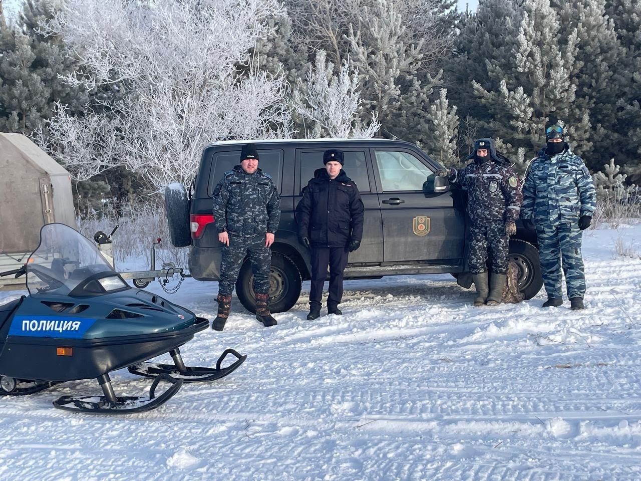 В Красноярском крае инспектора охотнадзора в наступившем году обнаружили трех браконьеров. Это случилось, когда они патрулировали заказник «Солгонский кряж» в Ужурском районе. Трое местных жителей пытались увезти три туши косуль.    У мужчин изъяли два снегохода, автомобиль и охотничье оружие. Общая сумма причиненного животному миру ущерба браконьерской охотой составила 760 тысяч рублей. Нарушители должны будут возместить этот ущерб. Кроме того, им грозит лишение свободы сроком до пяти лет.    Кстати, сезон охоты на копытных в крае завершился 10 января. На боровую дичь продлится до 28 апреля, а на волка – до 31 марта.