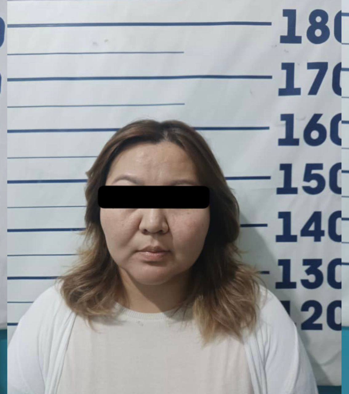 Экс-журналистку, директора стройкомпании в Бишкеке подозревают в мошенничестве Об этом 24.kg сообщил источник в правоохранительных органах. По его словам, фирма продавала квартиры в долевом строительстве, но возведение высоток так и не началось. В пресс-службе УВД Свердловского района столицы 24.kg сообщили, что к ним с заявлением обратилась женщина. Она просила принять меры в отношении руководства строительной компании «Раян Билдинг», которое с 19 апреля 2023 года по 26 февраля 2024-го, войдя в доверие, обещая долевое строительство дома на улице Куюкова в Бишкеке, взяло у нее 3 миллиона 326 тысяч сомов. После они перестали выходить на связь и стали скрываться. Возбуждено дело по статье «Мошенничество» УК КР. Правоохранители задержали 38-летнюю А.А., которую водворили в СИЗО на месяц. Следствие продолжается. Речь идет об Айжан Абдыразаковой — бывшей журналистке, которая работала как корреспондентом, так и ведущим в ряде отечественных телеканалов и информационных порталов. В 2022 году она баллотировалась в депутаты Жогорку Кенеша. Пресс-служба УВД Свердловского района просит возможных пострадавших от рук Айжан Абдыразаковой незамедлительно сообщить в ближайшее отделение милиции или позвонить по следующим номерам: +996703505059, +996706411515 или на короткий номер 102.