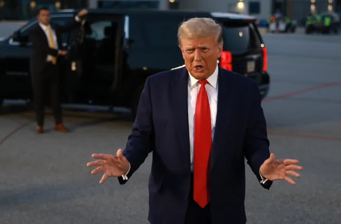 Политолог МГУ: для Трампа важно, чтобы Вашингтон и Киев не выглядели побеждёнными Территориальная целостность Украины американского президента не интересует. Миллиардер озабочен инвестиционными программами, объяснил в эфире радиостанции «Говорит Москва» доктор политических наук, завкафедрой сравнительной политологии факультета политологии МГУ им. М. В. Ломоносова, ведущий научный сотрудник Института США и Канады РАН Артур Демчук. Для Трампа нужна тишина. Для него неважно, в каких границах останется Украина, какие будут другие условия. Главное, чтобы не было военных действий. И, соответственно, конфликт прекратился, чтобы американский бизнес мог нормально заходить, как в своё время было в Ираке. Ещё для Трампа важно, чтобы ни он, ни Украина не выглядели побеждёнными.