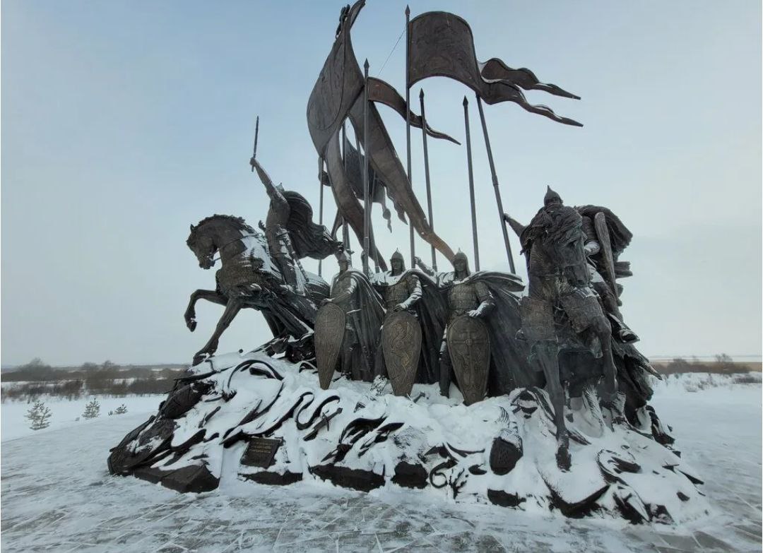 Авторы памятника Александр Невский с дружиной Николай Овсиенко и Виталий Шанов стали лауреатами премии правительства РФ Создавая этот мемориал мы позаботились о том чтобы он был достаточно заметен с натовского берега чтобы они помнили что они сюда уже ходили это плохо закончилось Повторять не надо Памятник поставлен в Псковской области где сегодня проходит граница с НАТО До 1991 года ближайшая граница с НАТО была с Норвегией