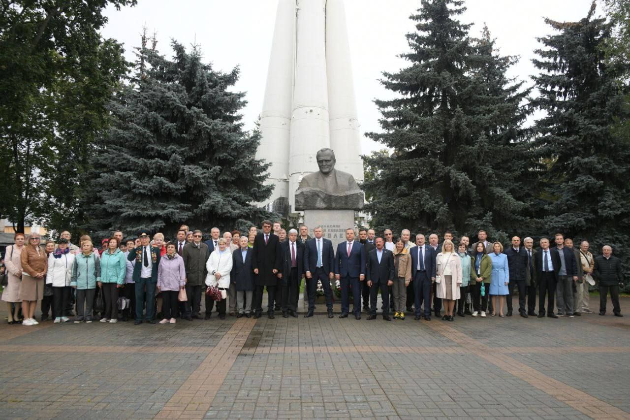В честь дня рождения РКК Энергия вместе с главой городского округа Королев Московской области Игорем Трифоновым поздравили руководство и коллектив корпорации с праздником Возложили цветы к мемориальной доске и памятнику великого конструктора С П Королёва На торжественном собрании выразил уверенность что несмотря на трудности предприятие сохранит свою ведущую роль в рамках крупных государственных программ инициированных Президентом России Вручил наиболее отличившимся работникам благодарственные письма Губернатора Московской области отметив их значительный вклад в развитие космического комплекса и экономики региона Кроме того вместе с руководителем корпорации Игорем Мальцевым осмотрели новый сквер у проходной РКК открывшийся в день рождения предприятия и ставшего новым привлекательным пространством для отдыха и прогулок для всех жителей и гостей города Уверен что это новое атмосферное зеленое пространство будет вдохновлять работников корпорации на дальнейшие успехи и достижения С праздником dbkravchenko ЕдинаяРоссия Королев