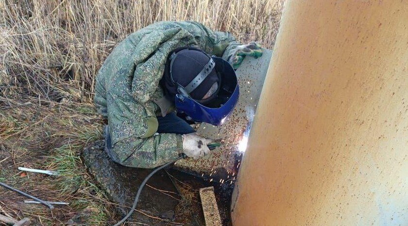 Специалисты из Ингушетии завершили ремонт водонапорной башни в Запорожской области   Для работ специалисты использовали автовышку, оборудованную автогидроподъемником. Кроме того, бригада из Ингушетии восстановила флагшток: укрепила его основание, заменила поврежденные конструкции, а также выполнила покраску.     , VK и ОК и читайте новости на нашем сайте