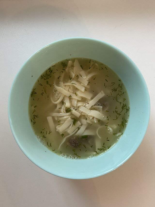 В Улан Удэ молодые учёные придумали альтернативу дошираку и назвали её Шүлэн Проект представили на акселераторе Бурятской сельскохозяйственной академии БайкалТех вместе с ещё двадцатью другими разработками где молодые учёные показывали свои решения для науки и бизнеса Главное в Шүлэн суп легко и быстро готовится даже без свежих продуктов при этом сохраняет питательные вещества форму и текстуру Но ребята не остановились на лапше В списке проектов леденцы с календулой мясные снеки для активных массажные микротоковые пояса для лошадей и лечебные свечи Особое внимание инвесторов привлекли органические удобрения для тяжёлых климатических зон и технологии для продления полёта дронов Венчурный фонд Трамплин предложил протестировать удобрения из лигнинцеллюлозы на агропредприятии в Беларуси а компания БруттоНетто заинтересовалась мясными снеками как альтернативой сладким перекусам для спортпита Проект Шүлэн показывает что Бурятия умеет вовлекать молодёжь в реальные научные разработки и давать идеи шанс превратиться в продукты Акселератор БайкалТех стал местом где можно проверить идею получить фидбэк от инвесторов и подготовить продукт к запуску