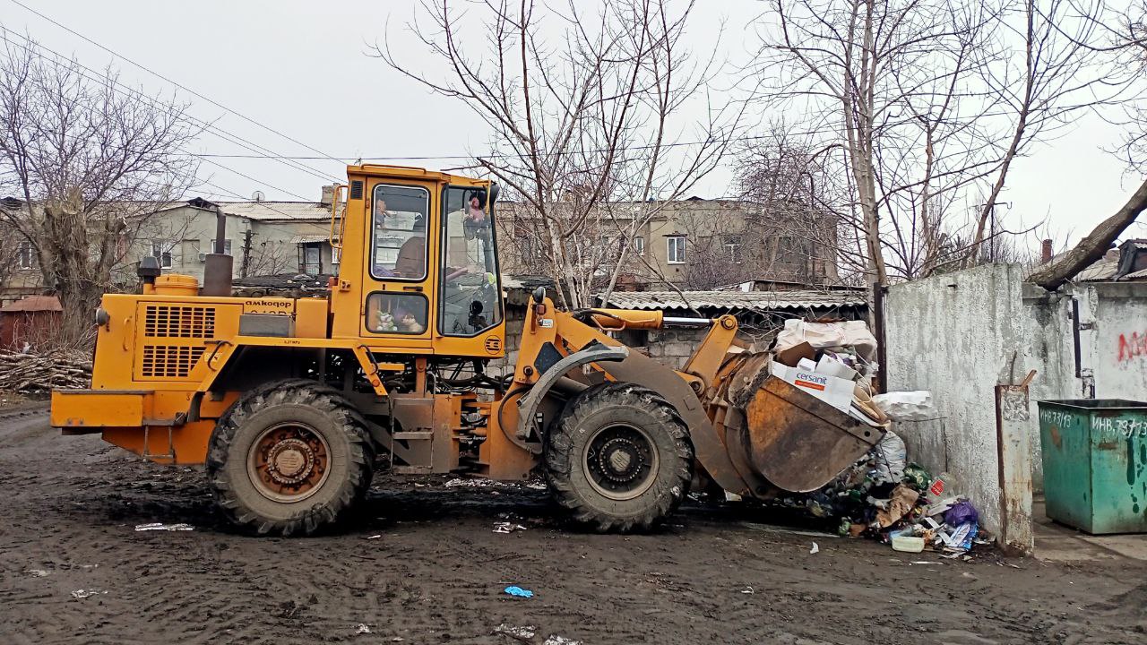 Вывоз мусора со стихийных свалок осуществляется ежедневно   С начала текущей недели коммунальными службами Стаханова и Ирмино на городской полигон вывезено более 1000 м3 отходов.   В работах задействована спецтехника трех городских предприятий «Экотранс», «Дорожно-эксплуатационная служба» и «Коммунальная служба г. Ирмино».   Отходы собраны и вывезены со свалок рядом с контейнерными площадками по следующим адресам:    ул. Макерова, район школы № 9,   ул. Макерова, 10а;   ул. Карбышева, 3;   ул. Карбышева, 7;   ул. Электрическая   ул. Курченко, 1;   ул. Ю. Ленинцев, 21;   ул. Фестивальная, 6 и 8;  ул. Фестивальная, 57;   ул. Комсомольская,   ул. Новостроительная.   _____________ Все новости  ВКонтакте и в  Одноклассниках   #Стаханов #новости_Стаханова