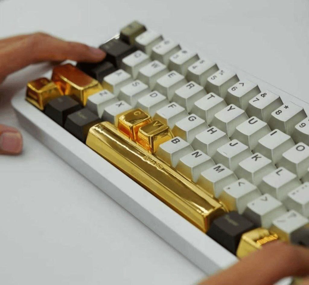 В Китае одна из компаний по случаю дня программиста наградила лучших сотрудников компьютерными клавишами из золота сообщает гонконгская SCMP Речь идет о предприятии по производству экшн камер Insta360 Самая тяжелая подаренная золотая клавиша весит 32 02 грамма и стоит около 45 тыс Как отмечает руководство компании они дарят золото не из за его денежного выражения а из за его стабильности Сами же золотые клавиши символизируют что каждое нажатие на клавиатуру превращает камень в золото Подписаться на РИА Новости экономика Все наши каналы