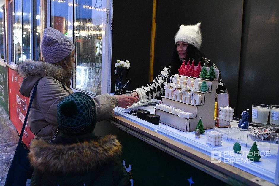 Ради наследия в Татарстане освободят ремесленников от обязанности маркировать продукцию Республика вводит регулирование деятельности ремесленников и самозанятых Одной из проблем для ремесленников является обязательная маркировка продукции средствами идентификации А они производят индивидуальные изделия одежду из кожи меха Подобные товары не могут производить и самозанятые объяснял вице премьер министр экономики Татарстана Мидхат Шагиахметов необходимость внесения поправок в республиканский закон О развитии малого и среднего предпринимательства Парламентарии одобрили инициативу так что с будущего года предпринимателям не придется маркировать собственные изделия в системе Честный знак Глава Минздрава республики Альмир Абашев анонсировал проведение за счет ОМС операций по пересадке почки и увеличение объема высокотехнологичной медицинской помощи Но населению стоит и самому заботиться о своем здоровье продажу энергетиков в общественных местах ограничат Подробнее в материале Реального времени Подпишитесь на Реальное время в МАХ Telegram Дзен