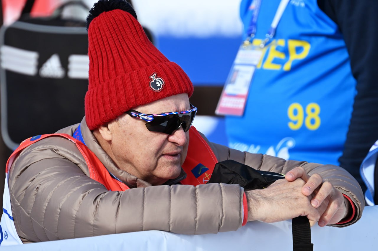Вывели человека из критической ситуации Врач сборной России по лыжным гонкам Владимир Гардер оказал экстренную помощь в самолёте Инцидент произошёл во время перелёта из Москвы в Сыктывкар Гардер поделился подробностями в эфире Матч ТВ В жизни всякие случаи бывают в самолёте это был восьмой случай К счастью всё закончилось хорошо Человеку стало плохо он поел некачественную пищу терял сознание Пришли и согласно инструкциям ФМБА Там на все случаи жизни очень хорошие методические рекомендации с которыми нужно ознакомиться Плюс опыт и свои какие то вкрапления Человеку удалось помочь в очередной раз Не пришлось отправлять самолёт на запасной аэродром Мы вывели человека из критической ситуации Очень благодарен своим сотрудникам Елене Гладковой и Владимиру Икмельту которые работают с Федерацией лыжных гонок России Это исполнительные люди сразу вокруг меня сгруппировались прикрыли тыл Мне было гораздо легче ориентироваться в ситуации news matchtv РИА Новости Максим Блинов