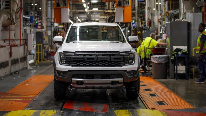 Ford отзовёт в рамках четырёх кампаний более миллиона машин Уже считающийся чемпионом этого года по числу отзывов концерн Ford объявил ещё четыре В общей сложности в них примут участие около 1 17 миллиона автомобилей Ford и Lincoln Отзыв пикапов Ford Ranger 2024 2026 модельного года распространяется на более чем сто тысяч машин У них обнаружили возможность некорректного раскрытия боковой подушки безопасности Почти полмиллиона кроссоверов Ford Edge и Lincoln MKX выпущенных с 2015 по 2018 год могут лишиться тормозов на автомобилях имеется риск разрыва одного из задних тормозных шлангов Владельцы 213 тысяч вседорожников Ford Explorer и Lincoln Aviator 2025 модельного года рискуют столкнуться с проблемами с электрикой при сборке одного из модулей были неверно соединены контакты Наконец на 355 6 тысячах пикапов F 150 и Super Duty зафиксирована вероятность отключения приборной панели при запуске двигателя autoruonline