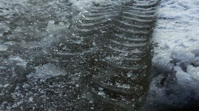 В Териберке дороги чистит специальный ледоскалыватель Текущей зимой в Мурманской области очень скользко Как на автомобильных дорогах так и на тротуарах и во дворах домов Об этом то дело пишут северяне в социальных сетях Но у жителей села Териберка появилась надежда на более безопасное передвижение Со льдом здесь борется специальная техника Ледоскалыватель на основе мини погрузчика впервые вышел на очистку дорожного полотна от наледи сообщает администрация Кольского округа Уборочная техника устроена следующим образом на погрузчик установлен металлический валик к которому приварены сотни металлических штырей Эта конструкция продавливает ледяную массу а потом рыхлит ее Идущий следом погрузчик подбирает взрыхленный слой По словам чиновников результат работы ледоскалывателя виден сразу Там где он проехал скользкая ледяная корка становится шероховатой поверхностью по которой двигаться гораздо безопаснее чем по льду