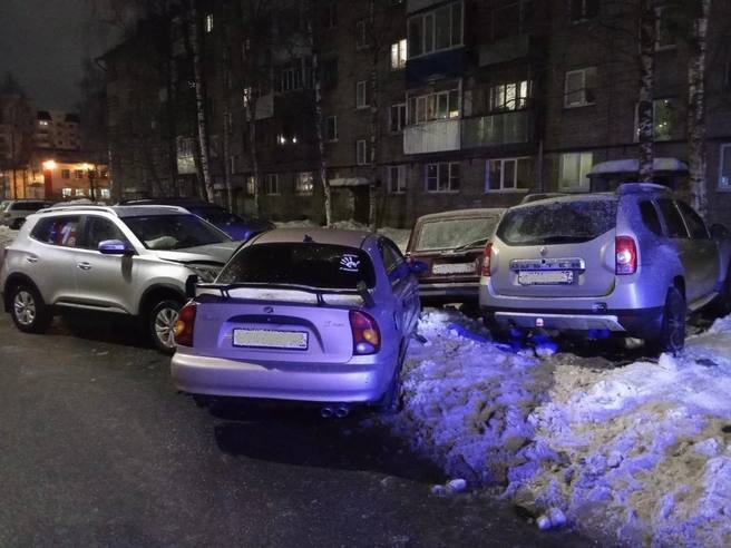 В Архангельске столкнулись четыре автомобиля    ДТП произошло на ул. Садовая. Предварительно, мужчина 1996 г.р. на «ЗАЗ Chance», выезжая со двора, не уступил дорогу и столкнулся с «Chery Tigo». Второй автомобиль совершал обгон в разрешенном для этого месте.  После столкновения «ЗАЗ» отбросило на припаркованный «ВАЗ», затем он ударил «Рено». Водитель получил телесные повреждения. Его госпитализировали.  Фото: Госавтоинспекция Архангельской области