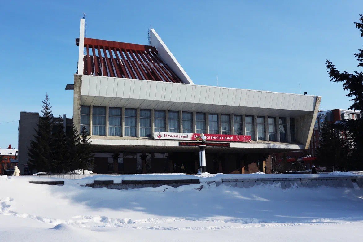 Омский трамплин отремонтируют за 28 миллионов рублей На сайте госзакупок появился заказ на капитальный ремонт крыши музыкального театра Заказчиком выступило бюджетное учреждение Омский государственный музыкальный театр Начальная цена контракта 28 195 291 27 рублей А срок выполнения работ с 15 февраля до конца сентября 2026 года Кстати в проекте контракта есть любопытный пункт цена работ твердая и если за время ремонт подорожают стройматериалы подрядчик несет эти риски самостоятельно Кроме того если подрядчик выполнит работу с недочетами он устраняет их за свой счет иначе заказчик может взыскать с подрядчика расходы на устранение дефектов Кажется после всех историй с переносами сроков и замечательным ремонтом который вызывает претензии у омичей областное правительство решило подстелить соломки Написать в редакцию можно здесь gorod55ru