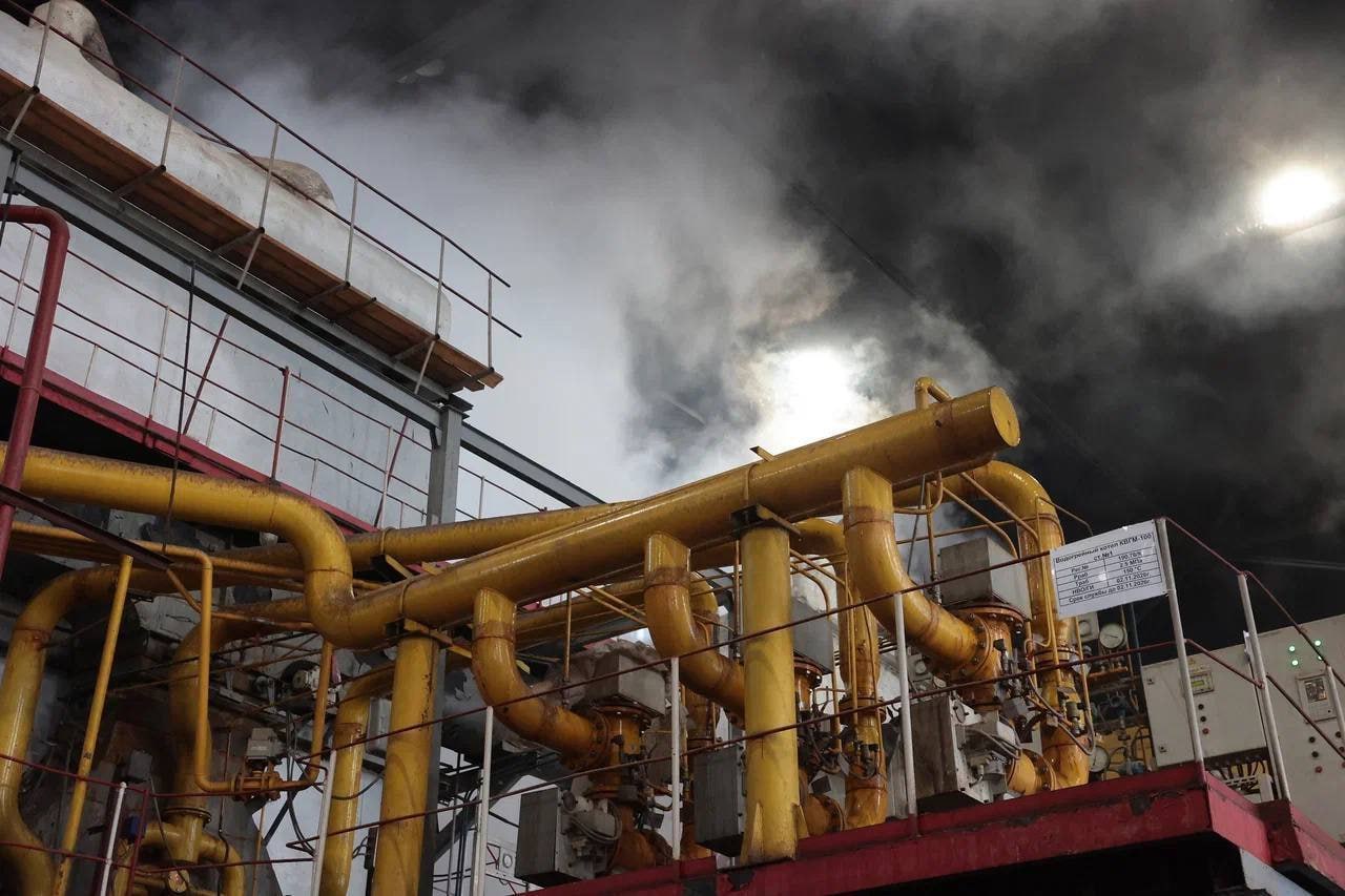 Ростовчанам пересчитают плату за отопление за время аварии на ТЭЦ 2 Губернатор Юрий Слюсарь сообщил жителям Ростова на Дону которые оставались без полноценного тепла из за аварии на ТЭЦ 2 сделают перерасчет за весь период с 15 по 30 декабря Ранее Лукойл Ростовэнерго пересчитал плату лишь за 15 18 декабря хотя проблемы у некоторых длились до конца года Губернатор назвал это удивительным и взял вопрос на личный контроль Что нужно для перерасчета Управляющим компаниям нужно срочно передать поставщику тепла акты подтверждающие что температура в квартирах была ниже нормы менее 18 C в угловых менее 20 C Координацией занимается вице губернатор Владимир Ревенко domostroyrf