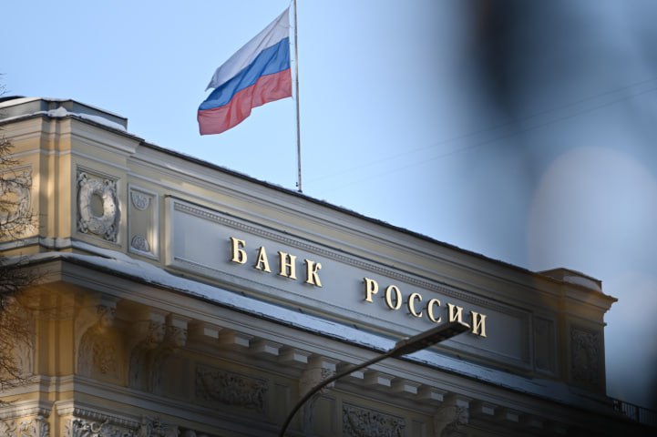 ЦБ рекомендовал банкам продолжать реструктурировать кредиты корпоративных заемщиков и ИП для поддержки компаний столкнувшихся с временными трудностями сообщил регулятор Для этого временно смягчены требования ЦБ к резервам по реструктурированным ссудам заемщиков имеющих потенциал для восстановления финансовой устойчивости К ним относятся компании с умеренной долговой нагрузкой исправно обслуживавшие долг последние полгода и предоставившие банку реалистичный бизнес план на ближайшие 3 года говорится в сообщении ЦБ jkinvest news jkinvest