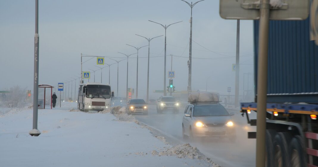 Новый пешеходный режим работы светофоров запустили в Якутске На четырех оживленных перекрестках внедрили отдельную пешеходную фазу светофорного регулирования Тестирование продлится до конца января Новый режим действует на следующих участках улиц Петра Алексеева Пояркова Петра Алексеева Орджоникидзе Лермонтова Кирова Лермонтова Свердлова Подробнее читайте по ссылке Фото Семен Аммосов Якутия 24 yk24 ru в MAX Telegram ВК VK Видео