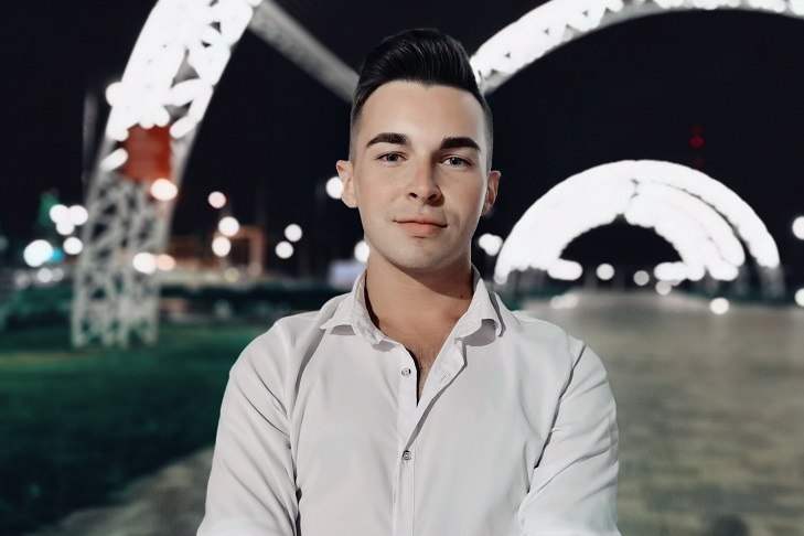 Рад что прославлю город герой Школьники России будут слушать песню волгоградца вместо звонков В ноябре вместо классических звонков российских школьников будут извещать о перемене патриотические музыкальные композиции в рамках празднования Дня народного единства Соответствующее решение было принято Министерством просвещения России Примечательно что автором одной из композиций вошедших в список является волгоградец Владислав Поварков Как рассказал Владислав ИА Высота 102 отобранная Минпросвещения композиция Братья мои создана им в соавторстве с Жанной Гореловой Релиз песни состоялся совсем недавно три недели назад После ротации на радио со мной связались участники проекта Мелодии вместо звонков и предложили поучаствовать в данной акции Мне было безумно приятно узнать что мою песню смогут услышать школьники со всей России Рад что могу прославить наш любимый город герой Волгоград поделился впечатлениям музыкант Мы в МАХ max ru v102ru Подписывайтесь