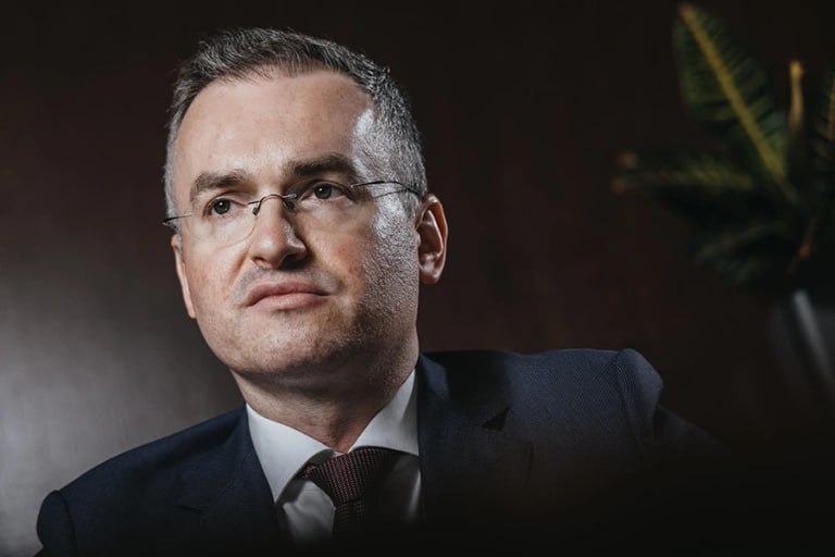 О перезапуске ИСЖ В практическом смысле этот продукт ограничен, для большинства людей он недоступный. Но есть осторожное обсуждение с рынком, чтобы, возможно, какую-то версию ИСЖ все-таки вернуть для квалифицированных инвесторов. Страховщики заинтересованы в этом для полноты линейки своих инструментов, чтобы конкурировать с управляющими компаниями, с брокерами, которые предоставляют похожие продукты. Пока мы вместе с Банком России на это внимательно смотрим.  Зачастую, если у человека есть 5 млн руб., это абсолютно не означает, что он знает больше про этот продукт. Наличие статуса квалифицированного инвестора не снимает все вопросы, пока это не подтверждено конкретными знаниями и пониманием продукта.