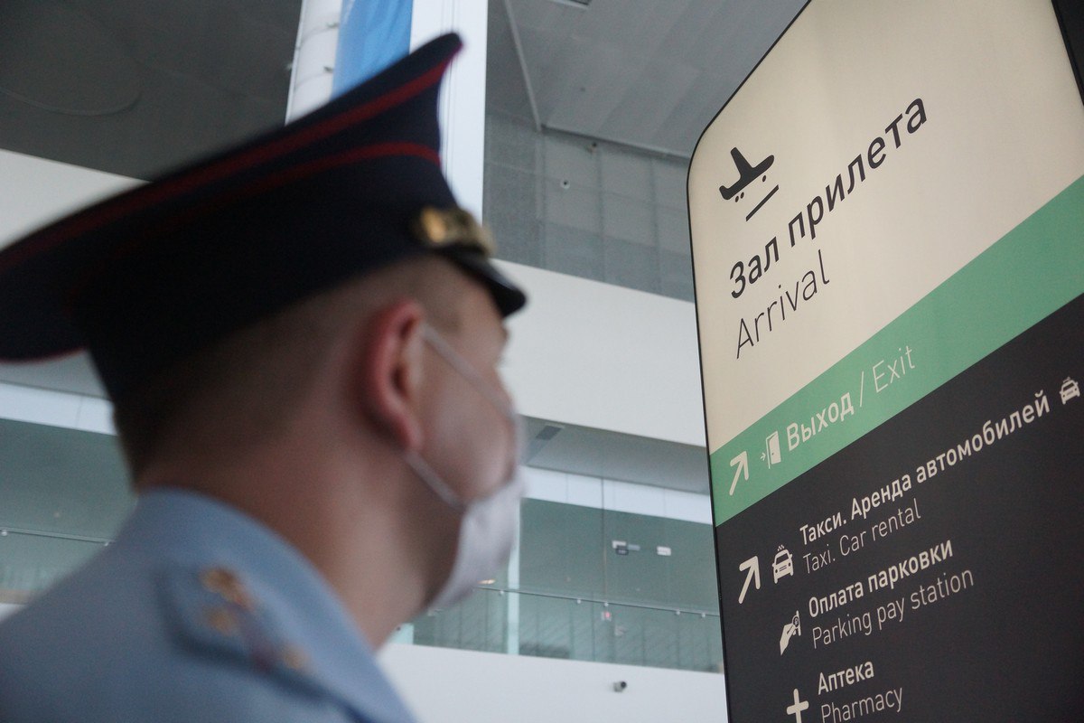 В аэропорту Оренбурга вынужденно сел рейс Санкт Петербург Магнитогорск Это произошло утром 26 октября Рейс 341 авиакомпании NordWind не смог сесть в Магнитогорске из за неблагоприятных метеоусловий На борту был 181 пассажир Их разместили в гостинице Оренбурга Вылет предварительно запланирован на 14 05 местного времени Оренбургская транспортная прокуратура контролирует соблюдение прав пассажиров