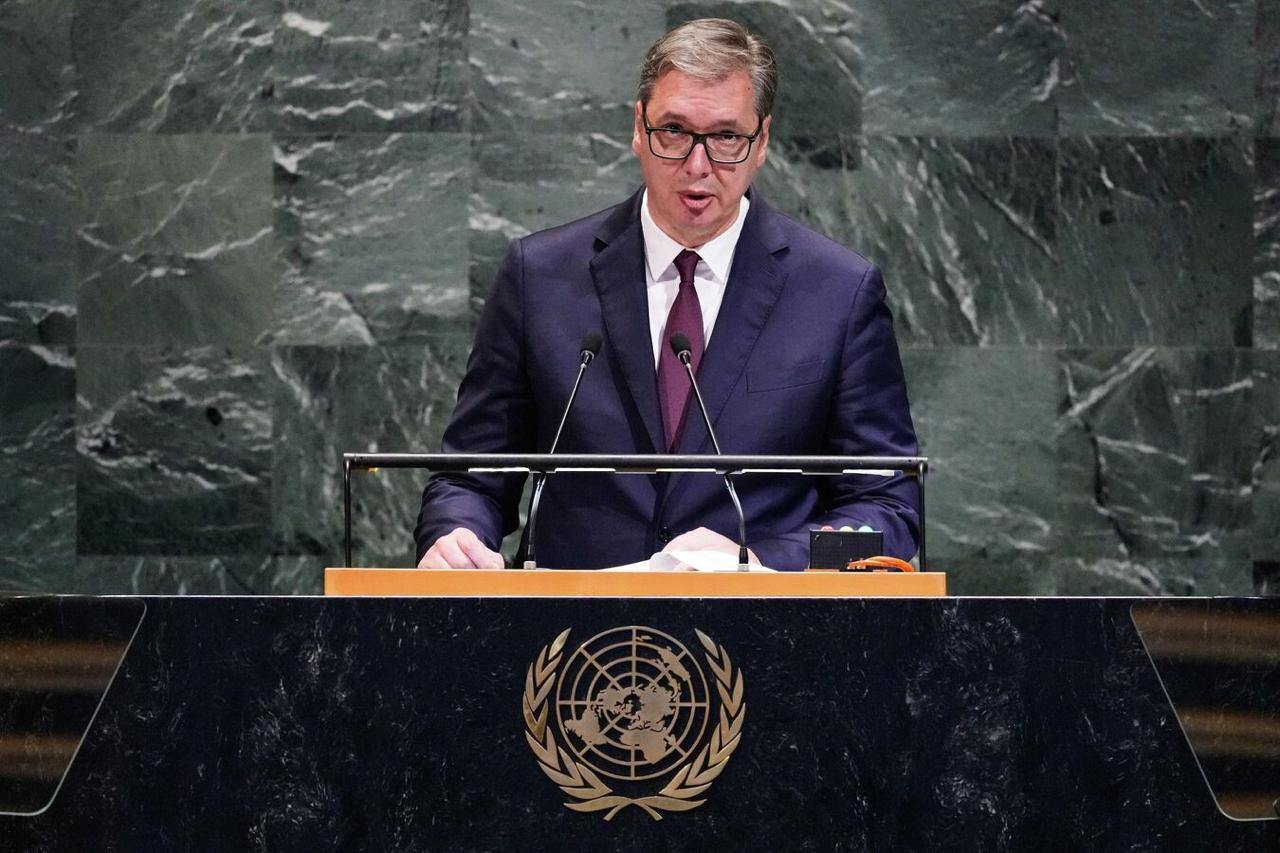 Прокуратура по борьбе с организованной преступностью Сербии обвинила Александра Вучича в превышении и злоупотреблении полномочиями Поводом стало интервью президента в программе Миломира Марича на TV Prva 3 ноября Тогда он назвал инициированные JTOK дела фиктивными По версии ведомства своими высказываниями Вучич пытается оказать несанкционированное влияние на исход возбуждённых дел с позиции власти и полномочий главы республики Своими оскорбительными и ложными заявлениями Александр Вучич вновь нападает на действующих прокуроров Подобные неприемлемые заявления президента унижающие и порочащие должностных лиц напрямую препятствуют осуществлению правосудия подрывая тем самым конституционный и правовой порядок а также верховенство права говорится на сайте прокуратуры Сербия Вучич прокуратура Подписаться на Pravda ru