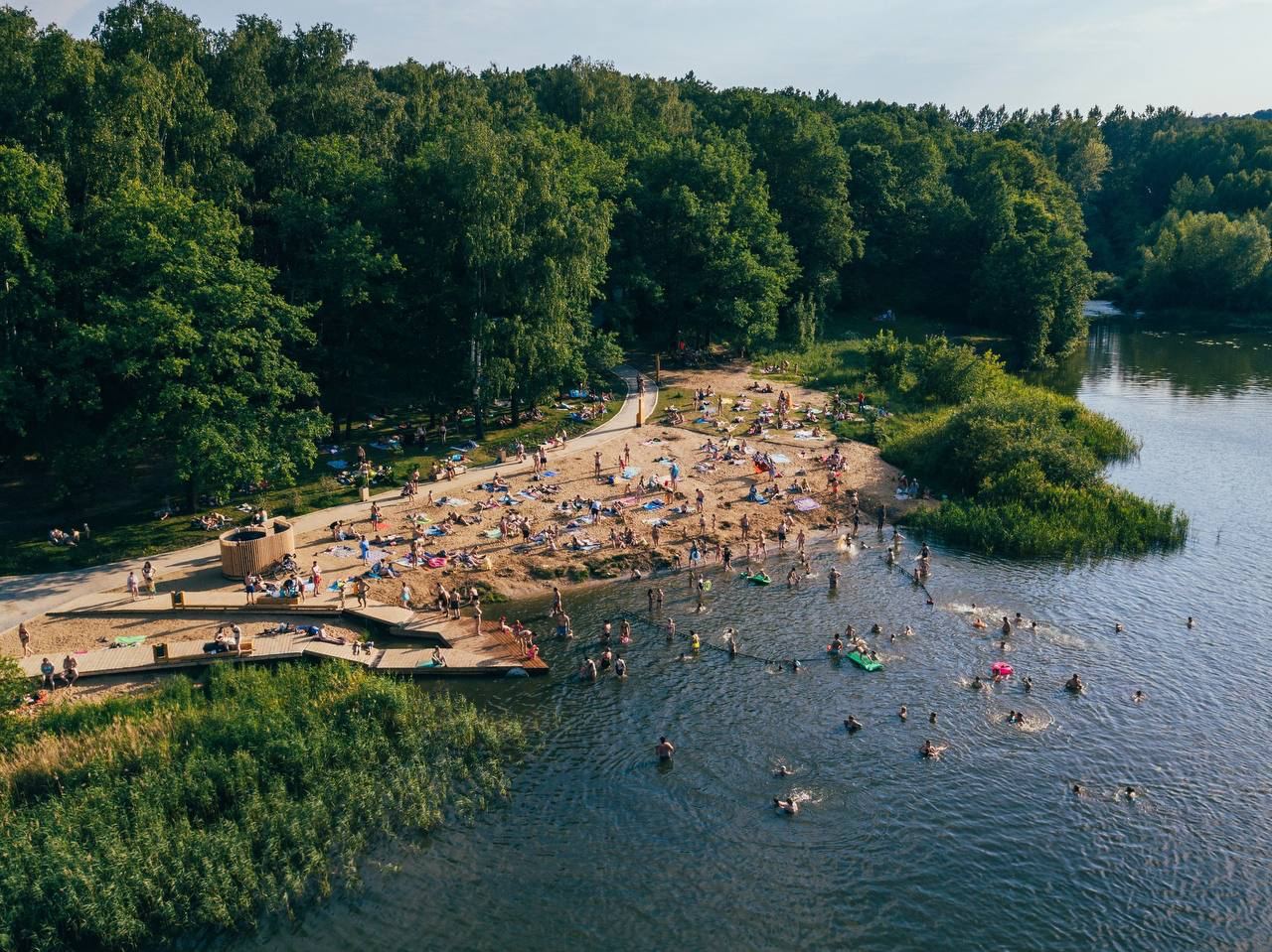 14 пляжей и 5 зон отдыха подготовят в Нижнем Новгороде к предстоящему лету. • На Автозаводе обустроят 2 пляжа на территории Автозаводского парка, 2 зоны отдыха на Оке по ул. Фучика и на озере Пермяковское • В Канавине - на озерах Мещерском, Больничном, Сортировочном и в «Березовой роще» • В Ленинском районе: 2 пляжа на озере Силикатное и зона отдыха в затоне им. 25 лет Октября. • В Приокском районе: пляж на озере № 1 Щелоковского хутора. • В Советском районе: пляж на озере № 3 Щелоковского хутора и зона отдыха на озере № 2 Щелковского хутора. • В Нижегородском районе: зона отдыха на набережной Гребного канала. • В Сормове: два пляжа у Светлоярского озера, на озерах Лунском в Копосове и на Пестичном в Дубравном. Точный список пляжей, которые заработают в городе, станет известен после проверки Роспотребнадзора. Подпишись \ Предложи новость