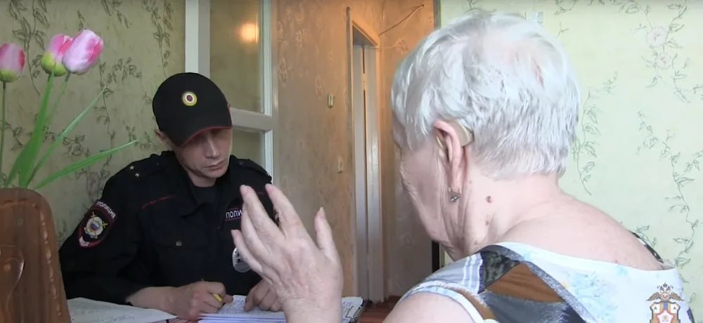 В Ростовской области 69-летняя жительница Волгодонска стала жертвой мошенников, которые похитили с её банковского счёта 900 000 рублей.   Женщина рассказала полиции, что ей позвонила неизвестная, представившаяся медиком из местной поликлиники, и предложила пройти диспансеризацию, а также воспользоваться специальным приложением для отслеживания здоровья.   Заинтересовавшись предложением, женщина установила программу, которую ей рекомендовала собеседница.  После этого её телефон перестал реагировать на команды. Через некоторое время она обнаружила смс-уведомление о списании крупной суммы денег.   Как выяснилось, мошенники, используя программу удалённого доступа, оформили на женщину кредит и вывели деньги на свои счета.  Полиция возбудила уголовное дело по статье "Кража".